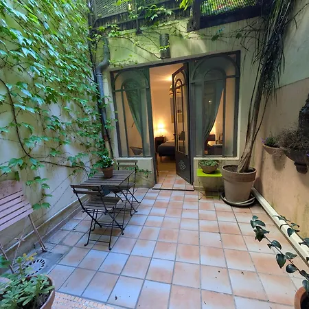 Maison Aigues-mortaise Dans La Cite