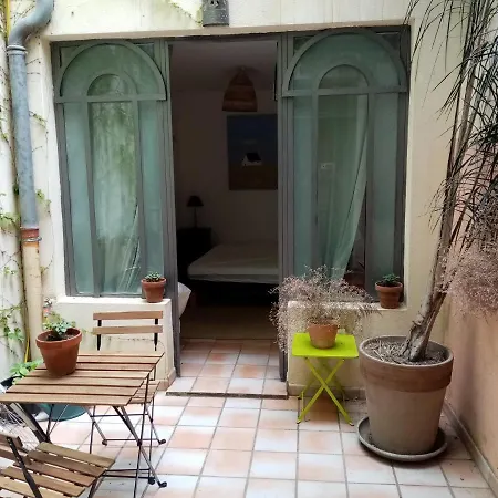 Maison Aigues-mortaise Dans La Cite Bed & Breakfast