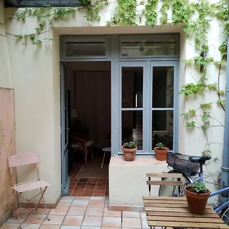Maison Aigues-mortaise Dans La Cite Bed & Breakfast