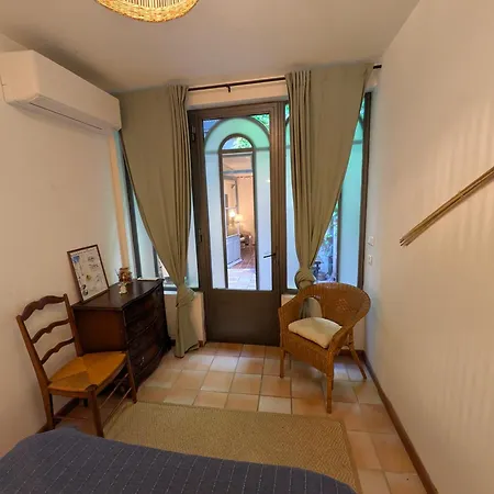 Maison Aigues-mortaise Dans La Cite Bed & Breakfast *