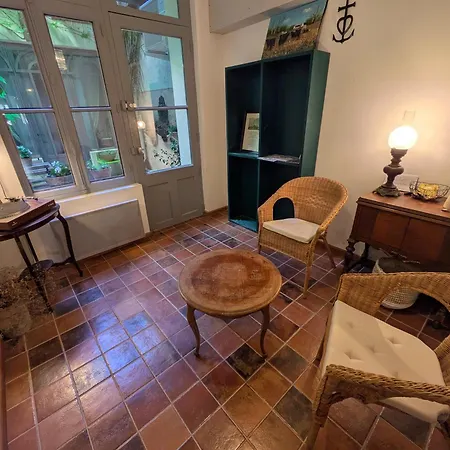 Maison Aigues-mortaise Dans La Cite Bed & Breakfast